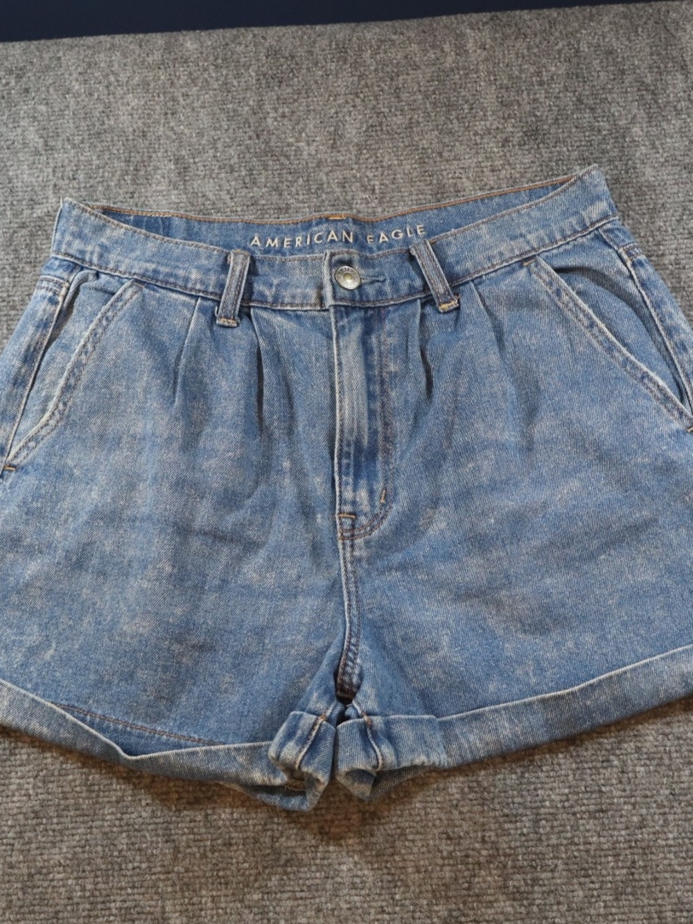 American Eagle Mom Shorts Womens Size 6 Light Wash Denim High Rise Pleated